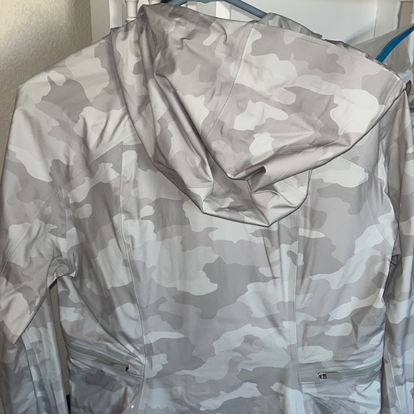 NWT Lululemon Rain Jacket - Picture 9 of 9